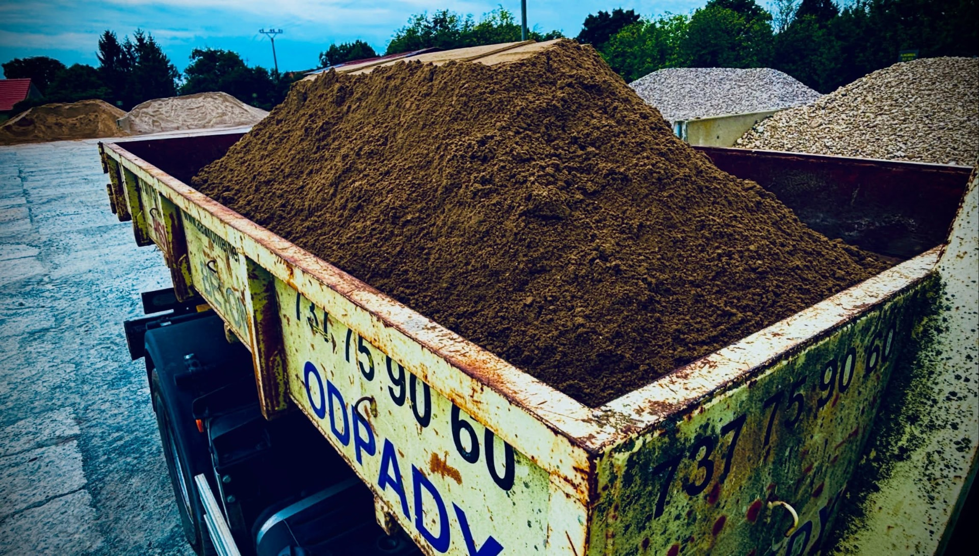 Náklaďák plný maltového písku na pískovně